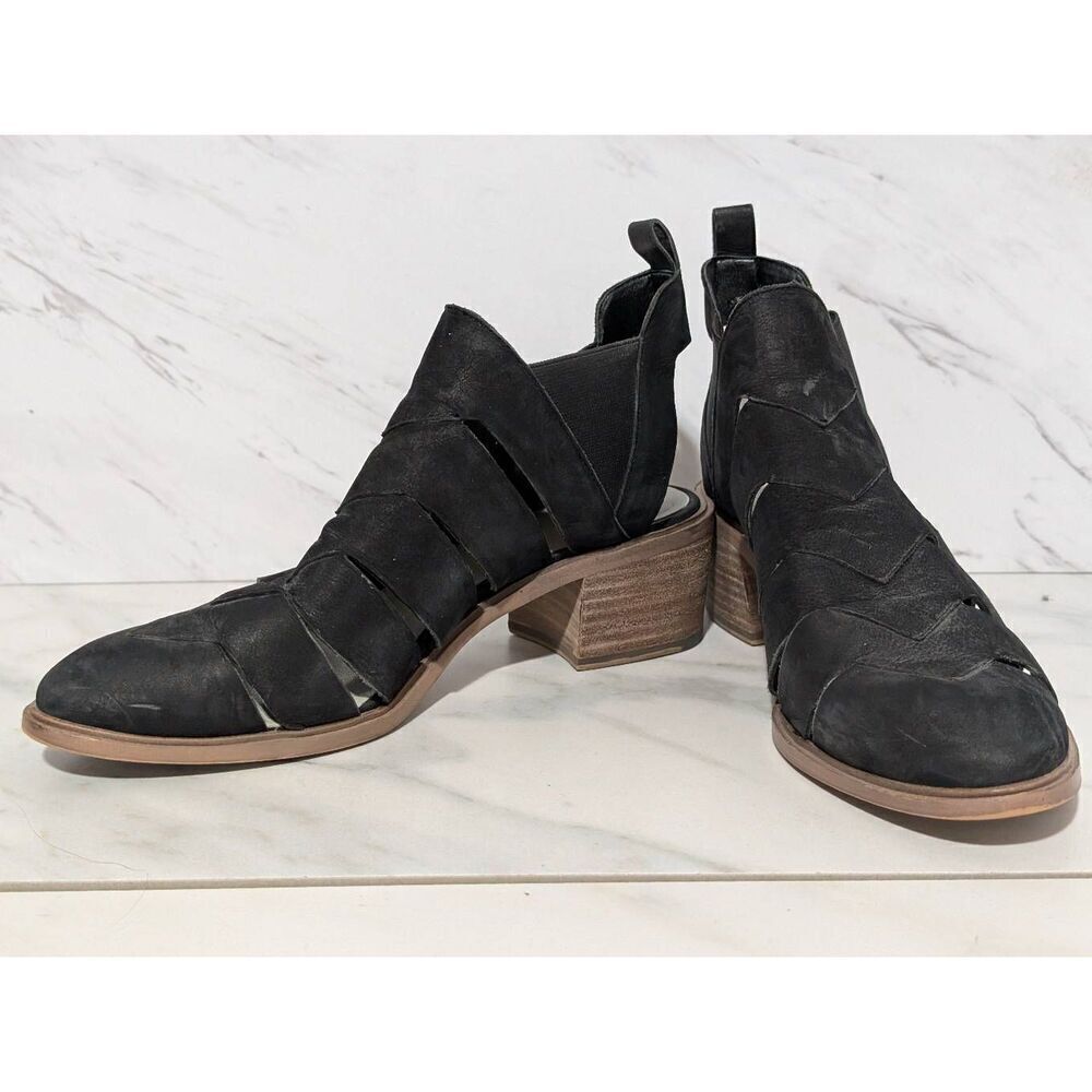 1. State Women's Black Solid Leather Almond Toe Slip-On Strappy Boots Size 7.5